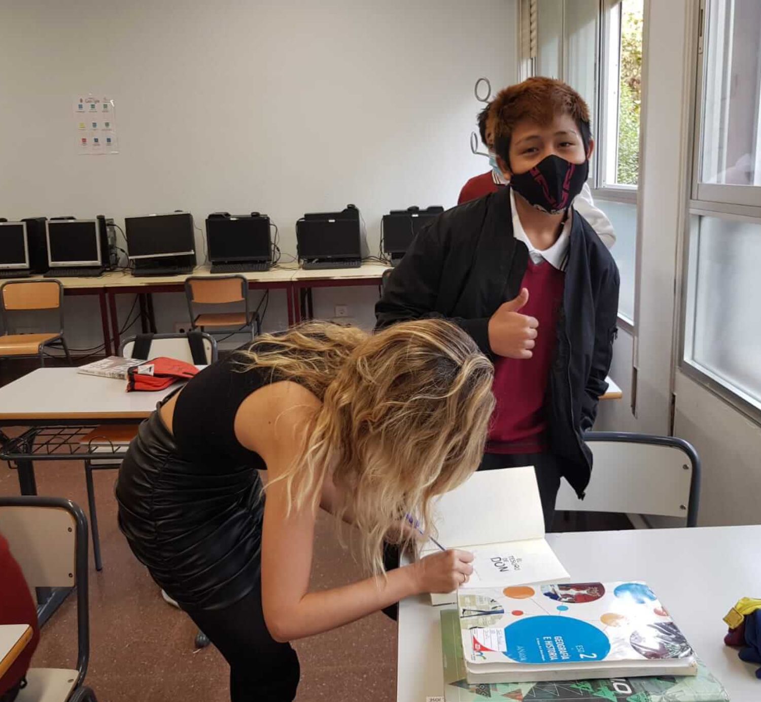 Lola Gil firmando libros en el colegio Sagrado Corazón en Logroño