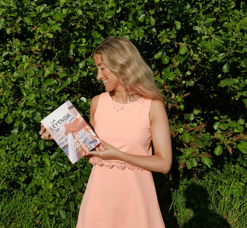 Lola Gil en el lanzamiento de su segunda novela La leyenda de Cuatro Esquinas