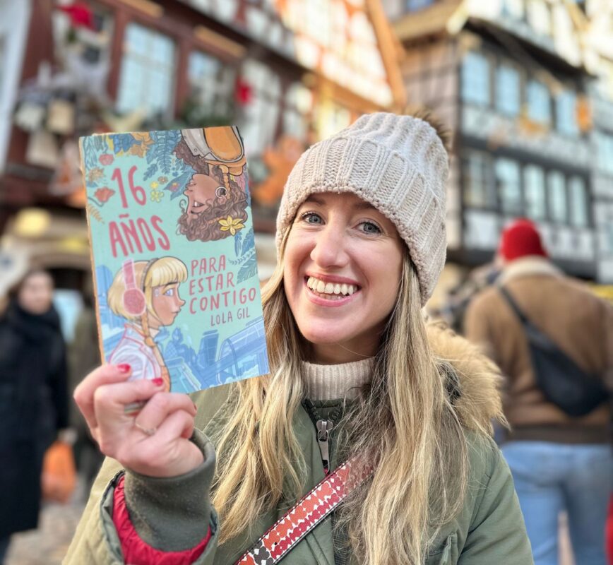Lola con su libro 16 años para estar contigo
