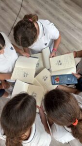 Alumnos leyendo la novela juvenil El tesoro de Don de Lola Gil