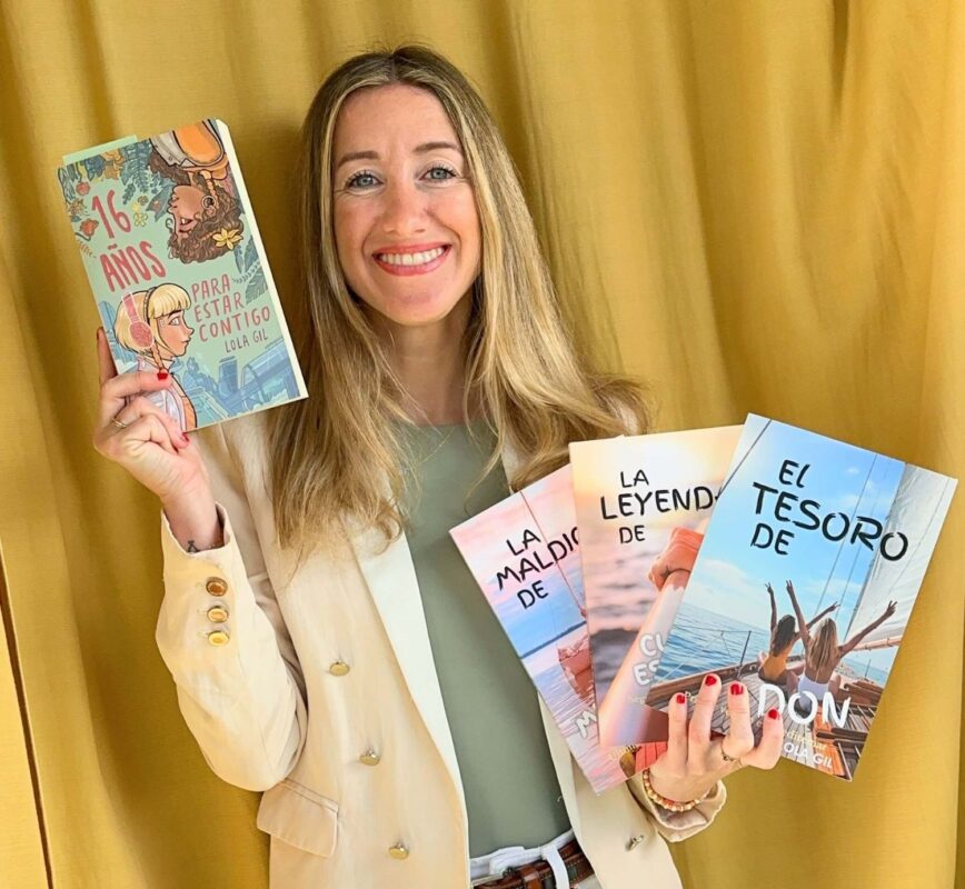 Lola Gil con sus novelas juveniles de aventuras