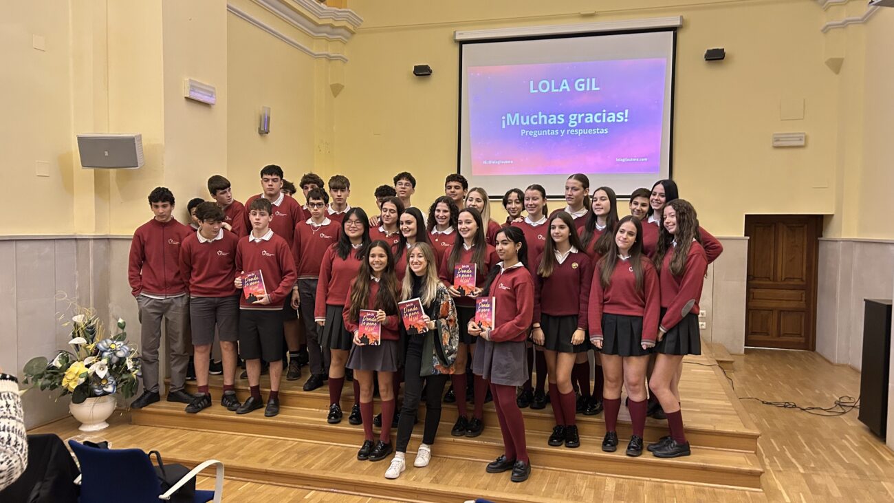 Foto de un encuentro con autor en colegios con la autora Lola Gil