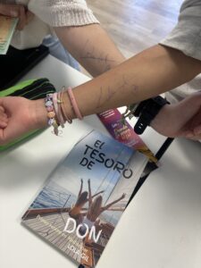 Foto de un encuentro con autor en colegios con la autora Lola Gil Foto de un encuentro con autor en colegios con la autora Lola Gil